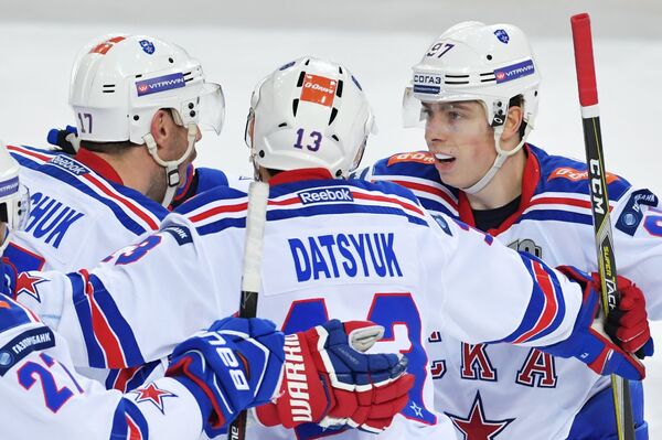 Хоккеисты СКА Илья Ковальчук, Павел Дацюк и Никита Гусев (слева направо) радуются заброшенной шайбе