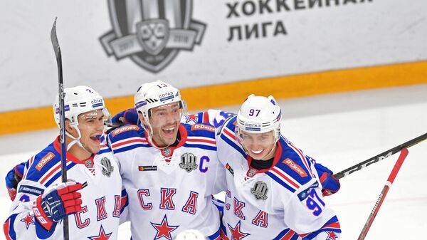 Хоккеисты СКА Артем Зуб, Павел Дацюк и Никита Гусев (слева направо) радуются заброшенной шайбе