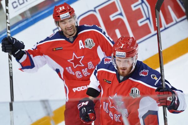 Хоккеисты ЦСКА Александр Попов и Иван Телегин (справа) радуются заброшенной шайбе