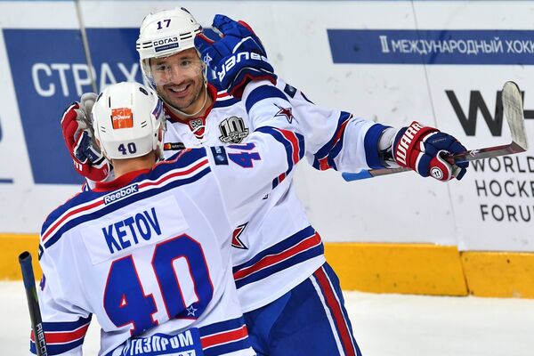 Хоккеисты СКА Евгений Кетов (слева) и Илья Ковальчук
