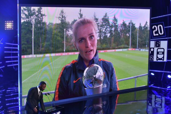 Главный тренер женской сборной Нидерландов Сарина Вигман во время телемоста во время церемонии вручения наград ФИФА