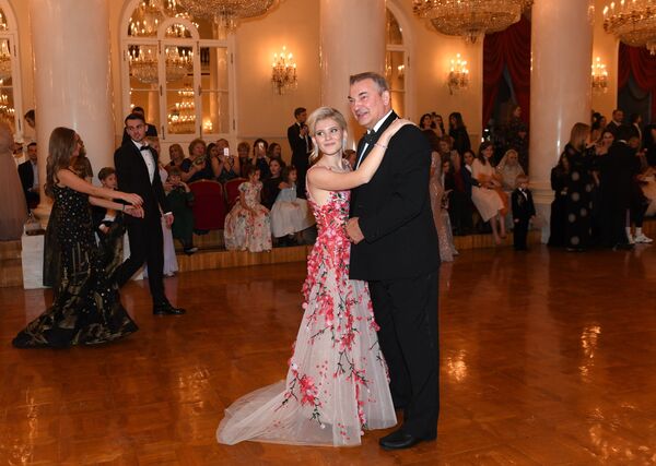 Анна Емшанова танцует с дедом, президентом Федерации хоккея России и депутат Госдумы РФ Владиславом Третьяком