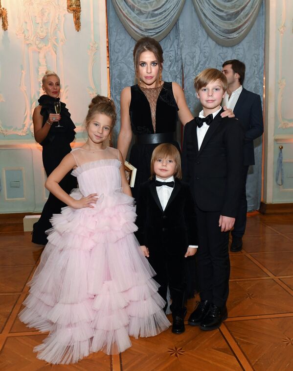 Телеведущая Юлия Барановская с детьми перед началом бала дебютанток журнала Tatler
