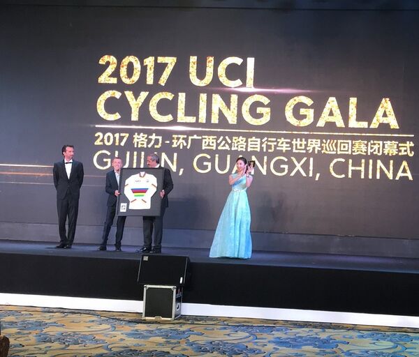 Церемония вручения награды Международного союза велосипедистов Сергю Семочкину (второй слева), как лучшему шоссейному велогонщику