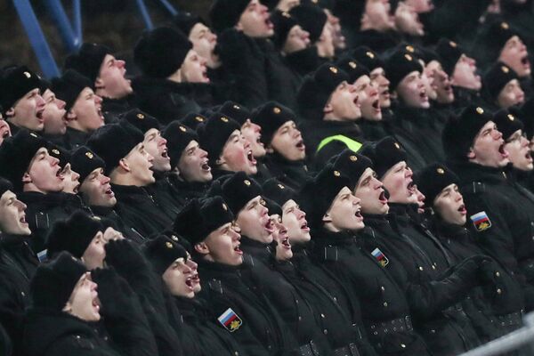 Военнослужащие во время матча женских футбольных сборных России и Уэльса