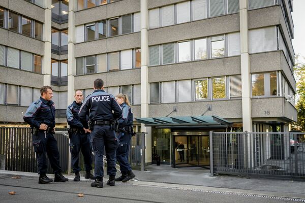 Сотрудники полиции у здания швейцарской прокуратуры во время допроса президента ПСЖ Нассера Аль Хелаифи
