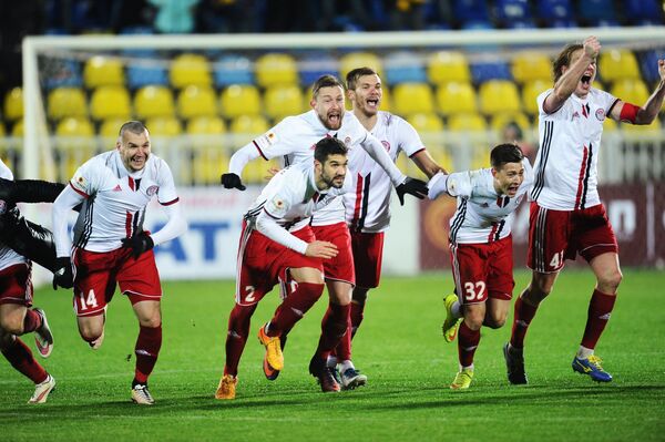 Футболисты Амкара радуются победе