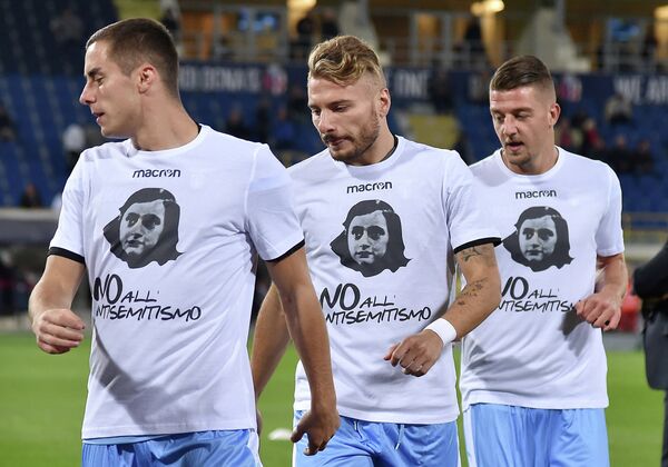 Футболисты римского Лацио в футболках с изображением Анны Франк