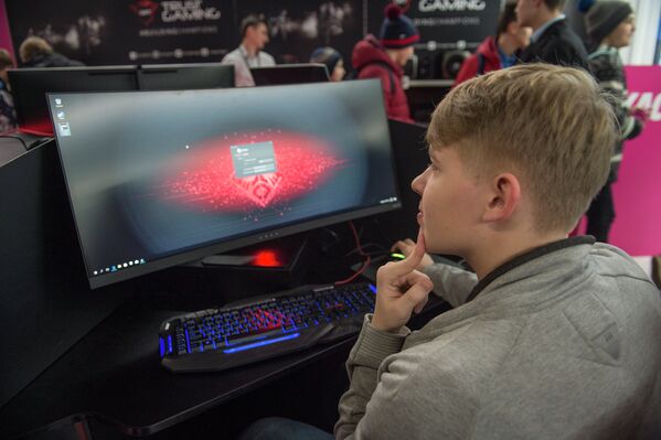 Молодой человек перед началом церемонии открытия киберспортивного турнира EPICENTER-2017 CS:GO в СК Юбилейный в Санкт-Петербурге