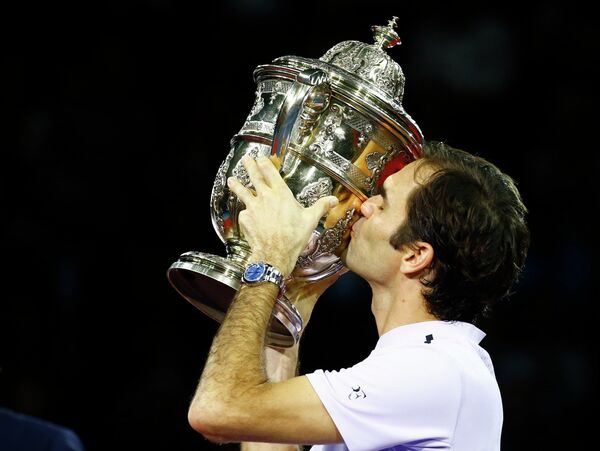 Роджер Федерер с трофеем за победу на турнире в Базеле