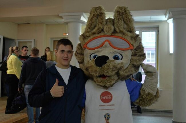 Болельщик с талисманом чемпионата мира 2018 Забивакой