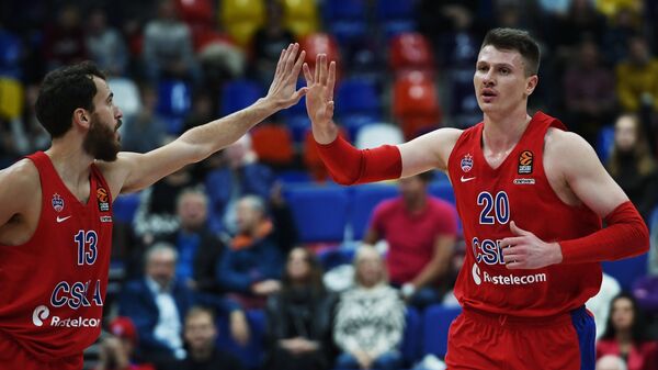 Баскетболисты ЦСКА Серхио Родригес (слева) и Андрей Воронцевич