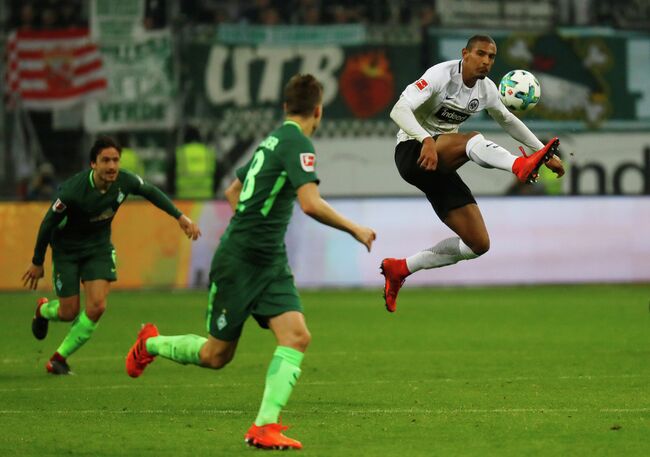 Нападающий Айнтрахта Себстьен Алле (справа)