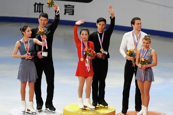 Китайцы Юй Сяоюй и Чжан Хао, Суй Вэньцзин и Хань Цун и канадцы Майкл Маринаро и Кирстен Мур-Тауэрс (слева направо)