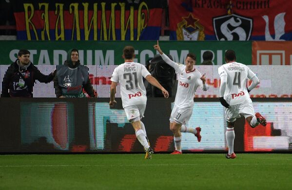 Футболисты Локомотива Мацей Рыбусь, Антон Миранчук и Мануэл Фернандеш (слева направо) радуются забитому голу