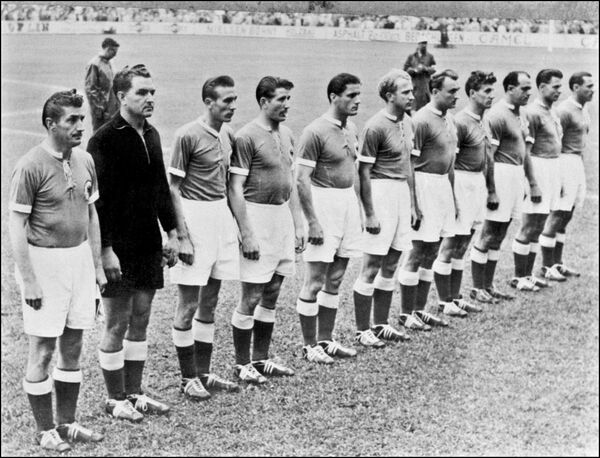 Чемпион мира по футболу 1954 года в составе сборной ФРГ Ханс Шефер (четвертый справа)