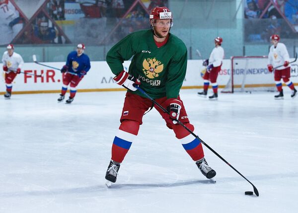 Нападающий сборной России по хоккею Сергей Андронов (в центре)
