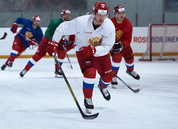 Нападающий сборной России по хоккею Владимир Ткачёв (в центре)