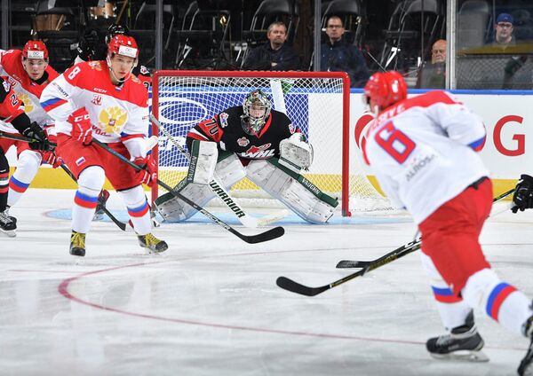 Игровой момент матча сборной WHL и молодежной сборной России