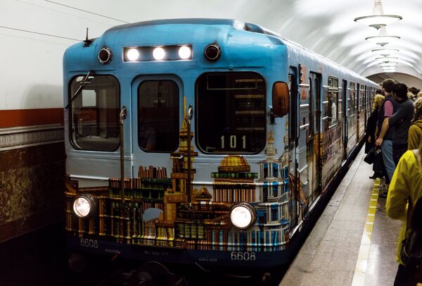 Запуск поезда Красная стрела в петербургском метро