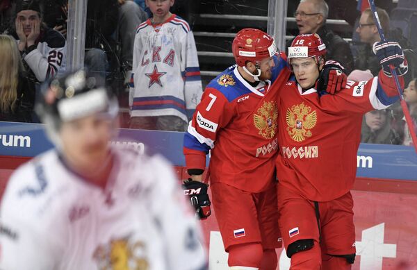 Хоккеисты сборной России Иван Телегин и Сергей Плотников (слева направо) радуются заброшенной шайбе в ворота финнов