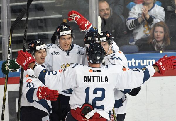 Хоккеисты сборной Финляндии радуются заброшенной шайбе