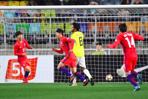 Нападающий сборной Южной Кореи Сон Хынмин (на первом плане) радуются забитому голу