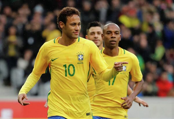 Нападающий сборной Бразилии Неймар (на первом плане)