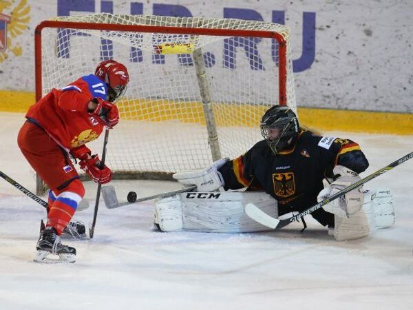 Игровой момент матча Турнира четырех наций между хоккеистками молодежных сборной России и Германии (игроки не старше 18 лет)