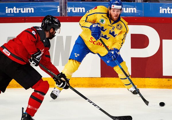 Форвард сборной Швеции Линус Умарк (справа)