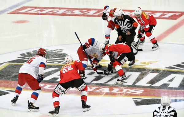Игровой момент матча Кубка Карьяла между сборными Швейцарии и России