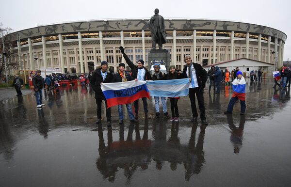 Болельщики сборных России и Аргентины у стадиона Лужники в Москве