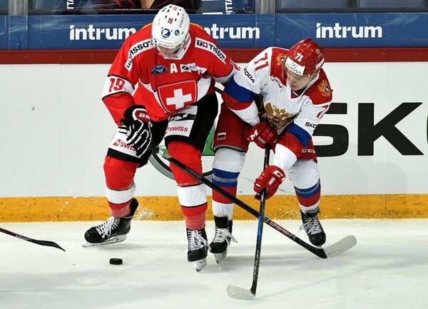 Нападающий сборной России Кирилл Капризов (справа) и форвард сборной Швейцарии Рето Шеппи