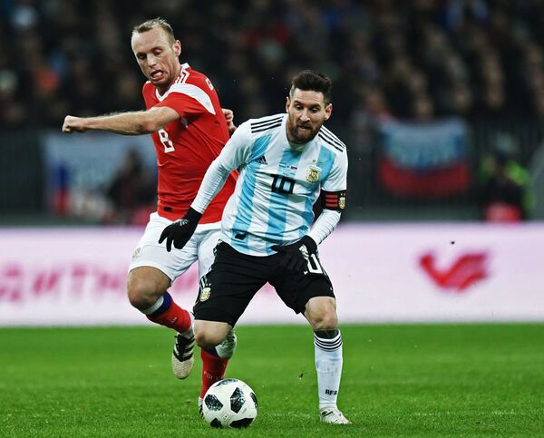 Нападающий сборной Аргентины Лионель Месси и полузащитник сборной России Денис Глушаков (справа налево)