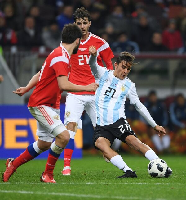 Нападающий сборной Аргентины Пауло Дибала и полузащитник сборной России Александр Ерохин (слева направо)