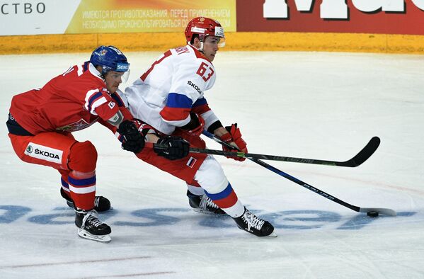 Нападающий сборной России Павел Красковский (справа) и форвард сборной Чехии Милан Гулаш
