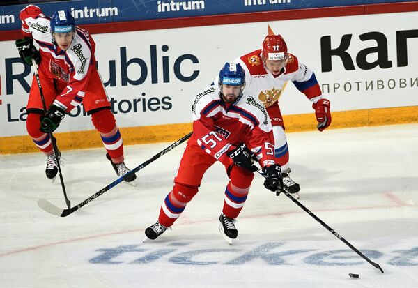 Нападающий сборной России Кирилл Капризов и хоккеисты сборной Чехии Роман Горак и Давид Немечек (справа налево)