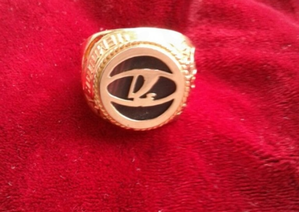 Памятный золотой перстень, выпущенный в честь победы тольяттинской Лады в чемпионате России по хоккею сезона-1993/94