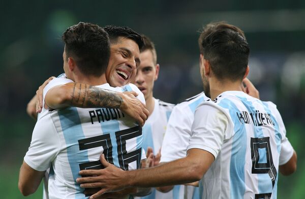 Футболисты сборной Аргентины радуются забитому голу