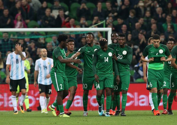 Футболисты сборной Нигерии радуются забитому голу