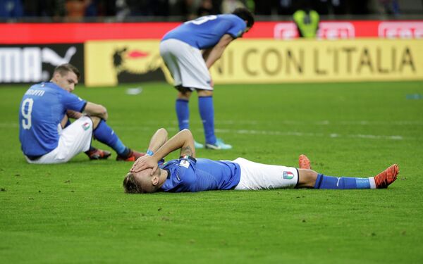 Футболисты сборной Италии после поражения от шведов