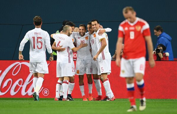 Футболисты сборной Испании радуются забитому мячу