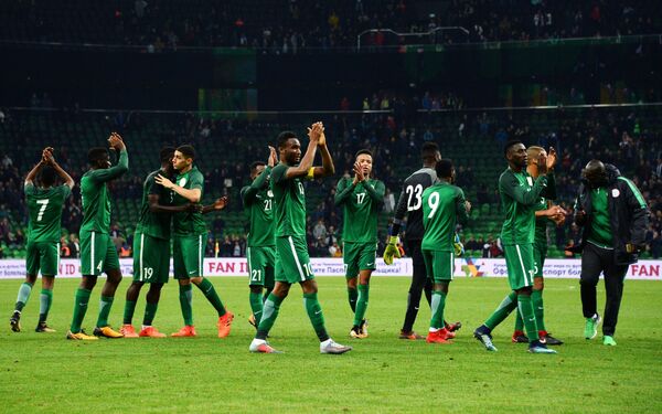 Футболисты сборной Нигерии радуются победе