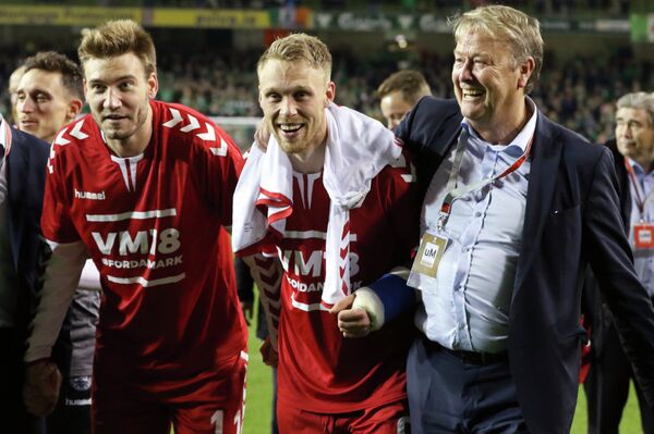 Главный тренер сборной Дании по футболу Оге Харейде с игроками Николаем Йоргенсеном и Никласом Бендтнером (справа налево)