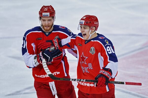 Нападающие ЦСКА Михаил Григоренко (слева) и Андрей Кузьменко радуются заброшенной шайбе