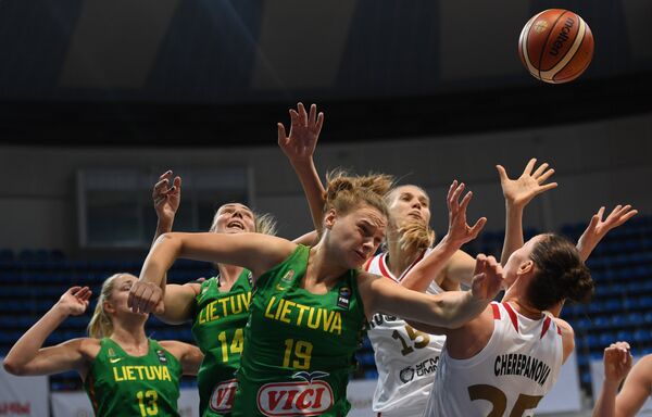 Игровой момент матча женских сборных России и Литвы