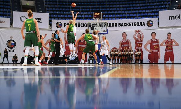 Игровой момент матча отборочного турнира чемпионата Европы по баскетболу 2019 между женскими сборными России и Литвы