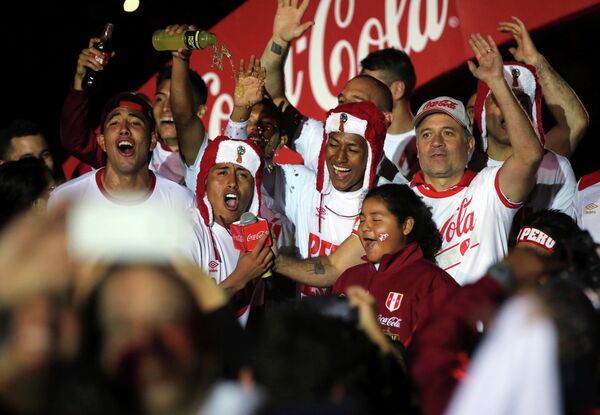 Футболисты сборной Перу празднуют выход на ЧМ-2018
