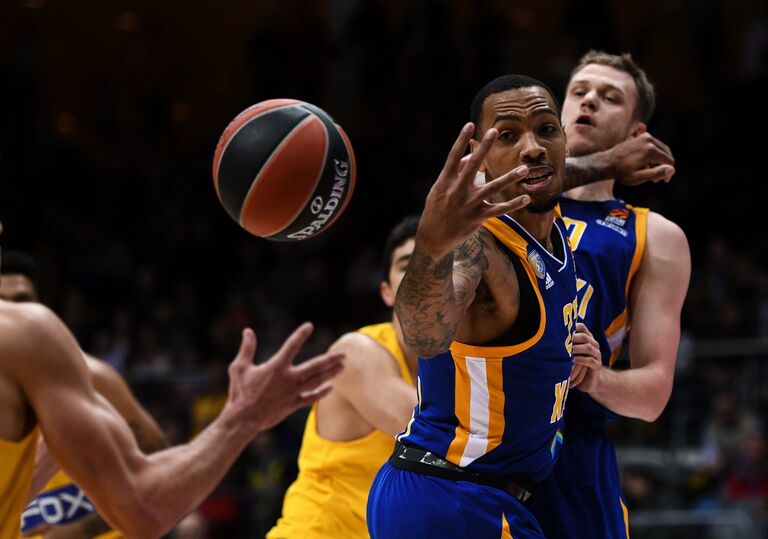 Центровой БК Химки Малкольм Томас (второй справа)