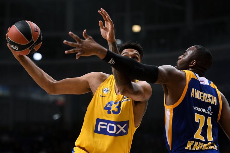 Защитник БК Химки Джеймс Андерсон (справа) и форвард БК Маккаби Джона Болден